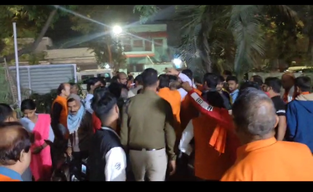 लाउडस्पीकर की तेज आवाज से मचा बवाल,वन्देमातरम मित्र मंडल के प्रदर्शन से तनाव की सूचना पर पहुची पुलिस तब हुआ माफीनामा