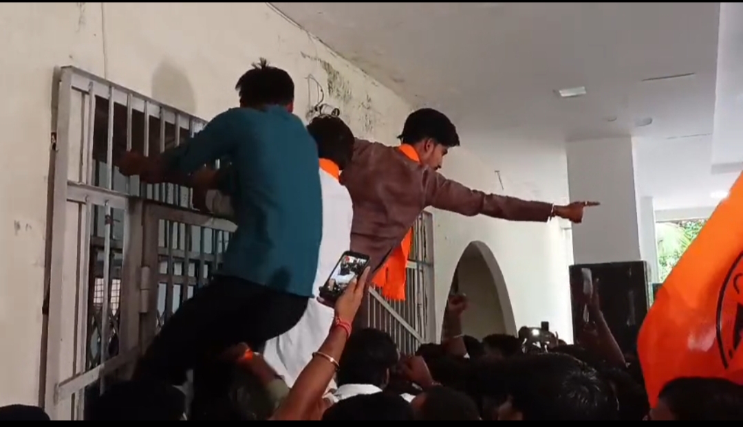 हॉस्टलर छात्र की हादसे में मौत से रोज मच रहा बवाल, सेंट्रल यूनिवर्सिटी प्रशासन की हो रही जमकर फजीहत, अब एबीवीपी ने जंगी प्रदर्शन कर की न्याय की मांग