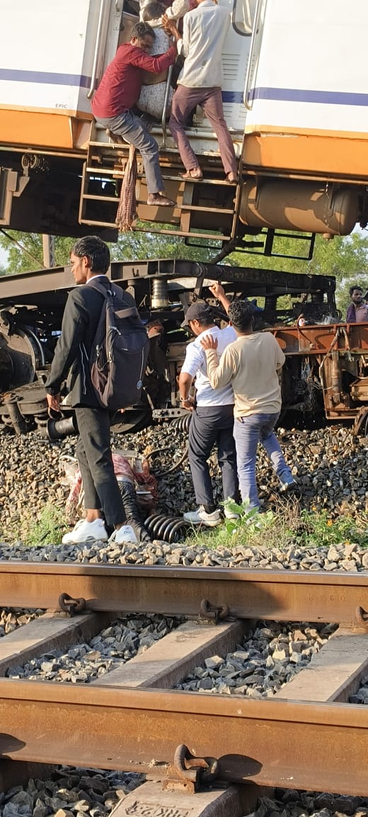 रेल हादसे से हिली न्यायधानी: मेमू ट्रेन टकराकर चढ़ गई मालगाड़ी पर, चीखों से गूंजा बिलासपुर — अफरा-तफरी में फंसी रही राहत टीम