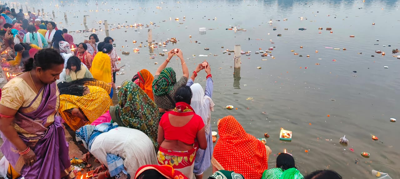 कार्तिक पूर्णिमा पर उमड़ा भक्ति का सैलाब,अरपा नदी में दिया विसर्जित करने पहुँचे श्रद्धालु, आस्था के दीप से जगमगाया छठघाट