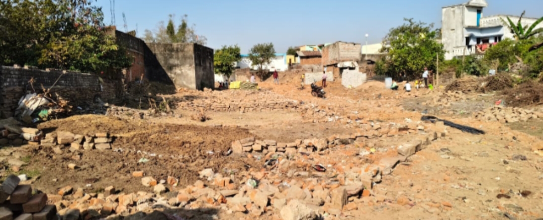 वामनावतारो की एक और करतूत, शहर से 10 किलोमीटर दूर लगरा बस्ती के निस्तारी सरकारी आबादी जमीन को बेच डाला 1 करोड़ में, नायब तहसीलदार ने कहा रिकॉर्ड और मौका देख की जाएगी कार्रवाई