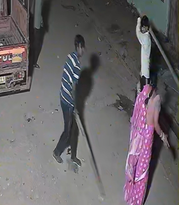 न्यायधानी के सरकंडा क्षेत्र से फिर आधीरात शोहदो का दंगा मचा महिला व पुरुष पर दनादन लाठी बरसाते वीडियो से मची खलबली, बदमाश लगातार दे रहे कानून व्यवस्था को खुला चैलेंज…