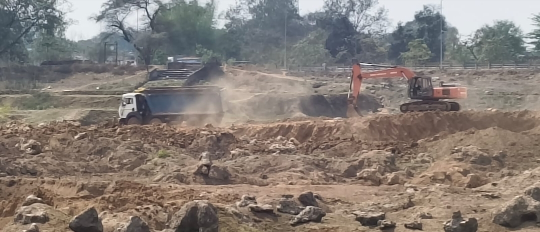 “चोर से चोरी, और साहूकार से जागते रहो” की तर्ज पर चल रहा खनिज संपदा की खुली डकैती का खेल, जिम्मेदारों के मौन से उठ रहा सवाल वो कौन सी ताकत जो बेखौफ चला रहा सिंडिकेट