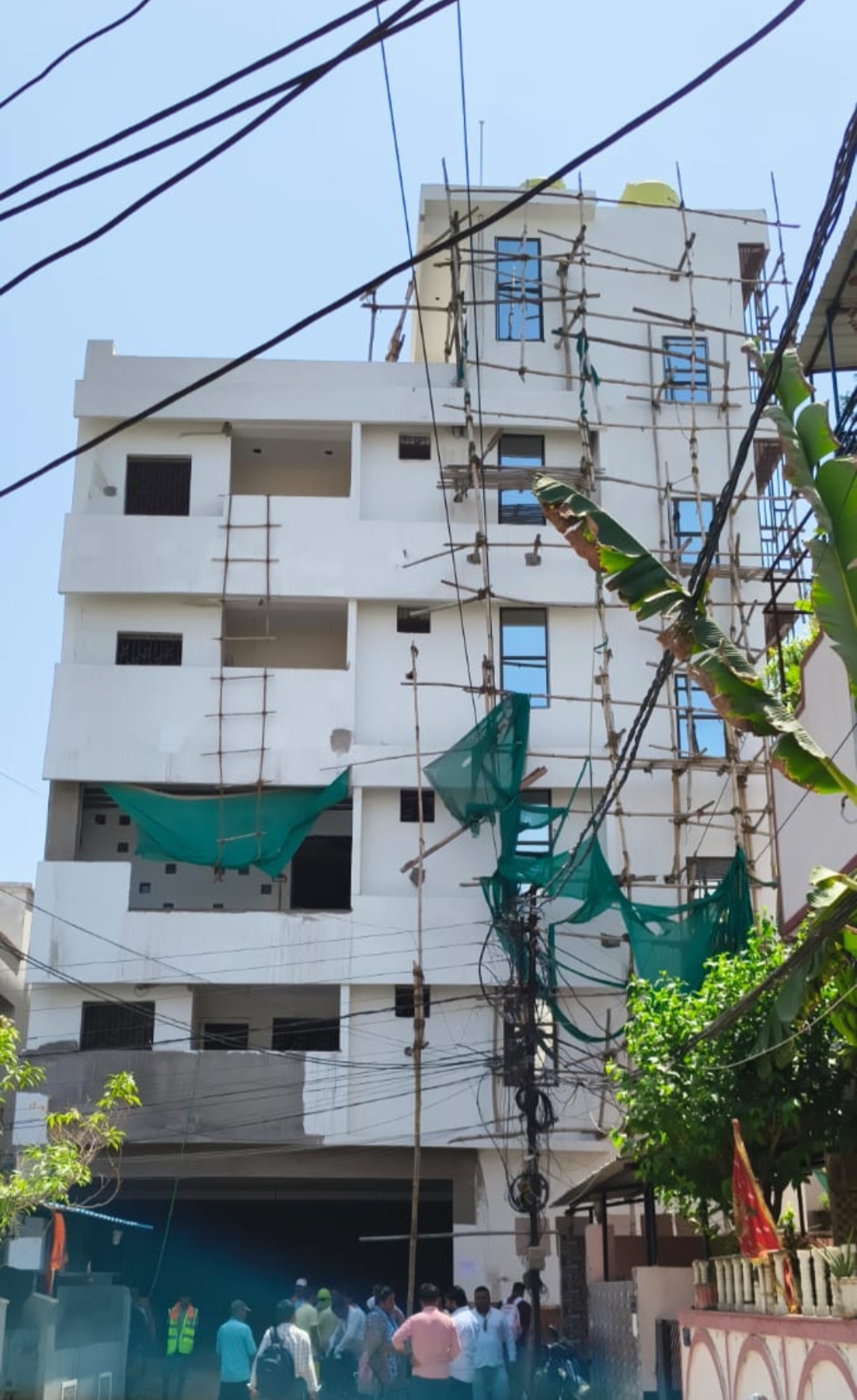 अवैध निर्माणकर्ता को नोटिस जारी करने निगम प्रशासन को झोंकनी पड़ी इतनी ताकत…, दो काऊ कैचर और एक्सीवेटर लेकर वैशाली नगर पहुंचे जोन कमिश्नर और भवन शाखा अफसर…