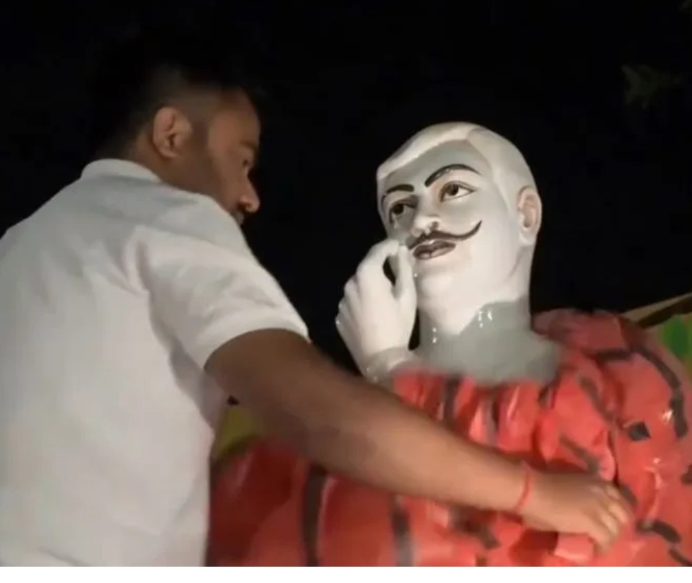 सीएम के प्रतिमा अनावरण&nbsp; कार्यक्रम के एक रात पहले युंका जिलाध्यक्ष विकल ने आजाद की मूर्ति को आज़ाद करा मचा दी प्रशासनिक और सियासी हलचल, पुलिस ने यूकांध्यक्ष और उनके समर्थकों के खिलाफ किया&nbsp; एफआईआर दर्ज…